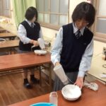 作業する本校２年フロンティア科の生徒たち