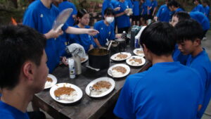 野外カレー炊飯の食事の様子