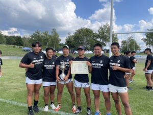 優勝の賞状を手にするラグビー部員